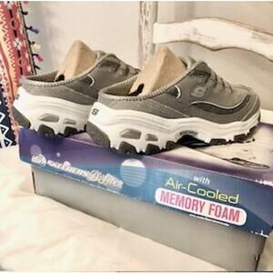 Skechers D'Lites - Me Time shoes.